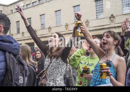 Oxford, Inghilterra, Regno Unito. Il 1 maggio, 2019. Festaioli vedere in primavera durante il mese di maggio la mattina in Oxford, Regno Unito. Ogni anno per 500 anni gli uomini si sono riuniti a 6am per ascoltare i coristi di Magdalen College cantate dal grande torre. La folla di curiosi, molti dei quali erano stati su tutta la notte partying, danza per le bande di strada e di partecipare con i tradizionali danze Morris. Credito: Asta Harbinson/ZUMA filo/Alamy Live News Foto Stock