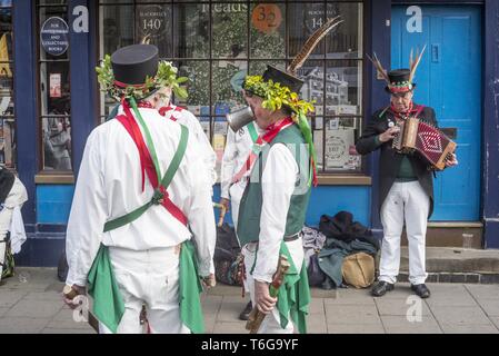 Oxford, Inghilterra, Regno Unito. Il 1 maggio, 2019. Festaioli vedere in primavera durante il mese di maggio la mattina in Oxford, Regno Unito. Ogni anno per 500 anni gli uomini si sono riuniti a 6am per ascoltare i coristi di Magdalen College cantate dal grande torre. La folla di curiosi, molti dei quali erano stati su tutta la notte partying, danza per le bande di strada e di partecipare con i tradizionali danze Morris. Credito: Asta Harbinson/ZUMA filo/Alamy Live News Foto Stock