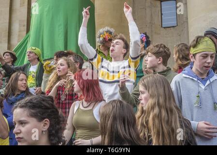 Oxford, Inghilterra, Regno Unito. Il 1 maggio, 2019. Festaioli vedere in primavera durante il mese di maggio la mattina in Oxford, Regno Unito. Ogni anno per 500 anni gli uomini si sono riuniti a 6am per ascoltare i coristi di Magdalen College cantate dal grande torre. La folla di curiosi, molti dei quali erano stati su tutta la notte partying, danza per le bande di strada e di partecipare con i tradizionali danze Morris. Credito: Asta Harbinson/ZUMA filo/Alamy Live News Foto Stock