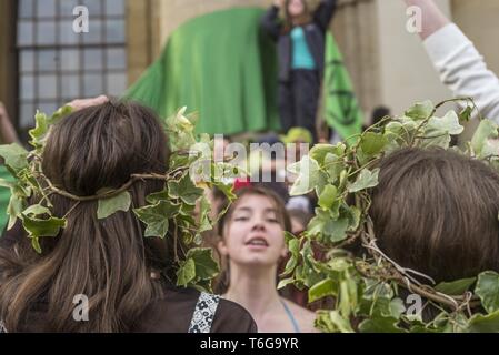 Oxford, Inghilterra, Regno Unito. Il 1 maggio, 2019. Festaioli vedere in primavera durante il mese di maggio la mattina in Oxford, Regno Unito. Ogni anno per 500 anni gli uomini si sono riuniti a 6am per ascoltare i coristi di Magdalen College cantate dal grande torre. La folla di curiosi, molti dei quali erano stati su tutta la notte partying, danza per le bande di strada e di partecipare con i tradizionali danze Morris. Credito: Asta Harbinson/ZUMA filo/Alamy Live News Foto Stock