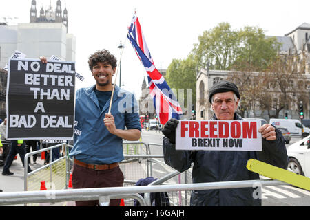 Westminster, Regno Unito. Il 1 maggio, 2019. Anti e pro Brexit sostenitori in tutto il Parlamento nel partito trasversale i colloqui tra governo e opposizione. Penelope Barritt/Alamy Live News Foto Stock