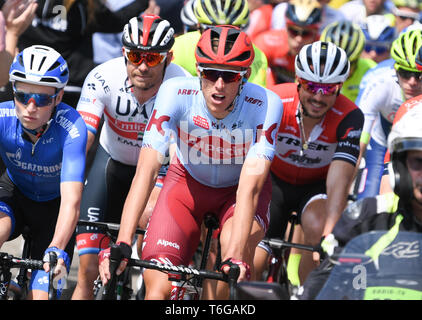 Eschborn, Germania. 01 Maggio, 2019. Il campo di piloti con quattro volte vincitore Alexander Kristoff (secondo da sinistra) dalla Norvegia dalla squadra del Team DEGLI EMIRATI ARABI UNITI Emirates, Nils Pollit (M) dalla Germania dal Team Katusha Alpecin e John Degenkolb da Team Trek Segafredo start per il ciclismo classico rund um den Finanzplatz Eschborn-Frankfurt. Credito: dpa picture alliance/Alamy Live News Foto Stock