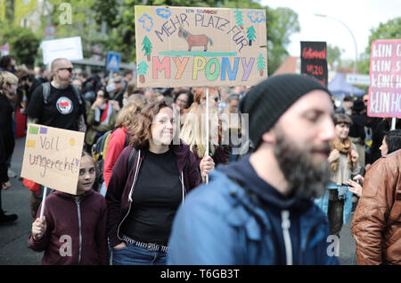 01 maggio 2019, Berlin: ai partecipanti di dimostrare con manifesti in Grunewald alla manifestazione 'my Gruni'. Foto: Kay Nietfeld/dpa Foto Stock