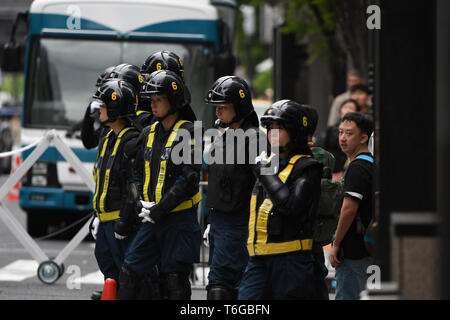 Tokyo, Giappone. Il 1 maggio, 2019. La polizia antisommossa in stand by come altri ufficiali deviare i veicoli indesiderato avvicinamento al Palazzo Imperiale Area sul primo giorno per il Giappone del nuovo imperatore Naruhito. Mercoledì 1 maggio 2019. Naruhito ascende al trono del Crisantemo in modo molto diverso il Giappone a uno suo padre ha assunto nel 1989. Foto di: Ramiro Agustin Vargas Tabares Credito: Ramiro Agustin Vargas Tabares/ZUMA filo/Alamy Live News Foto Stock