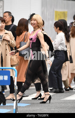 Tokyo, Giappone. Il 1 maggio, 2019. Un giapponese passeggiate sul quartiere di Ginza il primo giorno per il Giappone del nuovo imperatore Naruhito. Mercoledì 1 maggio 2019. Naruhito ascende al trono del Crisantemo in modo molto diverso il Giappone a uno suo padre ha assunto nel 1989. Foto di: Ramiro Agustin Vargas Tabares Credito: Ramiro Agustin Vargas Tabares/ZUMA filo/Alamy Live News Foto Stock