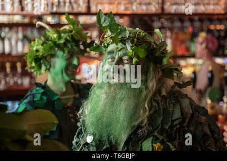 Londra, Regno Unito. Il 1 maggio 2019. La truppa Fowlers Jack nel verde della processione il giorno di maggio da Deptford a Greenwich. Originariamente da membri di Blackheath Morris uomini nei primi anni ottanta si rilancia il martinetto nel verde ha origini da circa 1906, e continua la sua celebrazione annuale marzo a partire al di fuori il cane e la campana pub in Deptford marciando attraverso Greenwich, a sud-est di Londra. Credito: Guy Corbishley/Alamy Live News Foto Stock