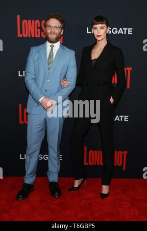 Seth Rogen e Charlize Theron presso gli arrivi di colpo lungo Premiere, AMC Loews Lincoln Square 13, New York, NY Aprile 30, 2019. Foto di: Jason Mendez/Everett Collection Foto Stock