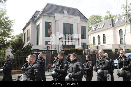 01 maggio 2019, Berlin: gli ufficiali di polizia a piedi nel Grunewald durante la manifestazione di 'my Gruni' nella parte anteriore di una villa. Foto: Kay Nietfeld/dpa Foto Stock