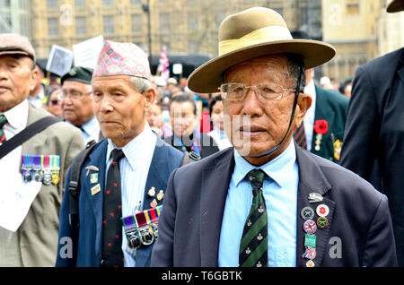 Londra, Regno Unito. Il 1 maggio 2019. Gurkha reduci da marzo a Piazza del Parlamento chiedendo pari diritti con British e soldati del Commonwealth Credit: PjrFoto/Alamy Live News Foto Stock