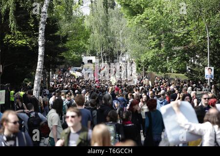 Berlino, Germania. 01 Maggio, 2019. Ai partecipanti di dimostrare con manifesti in Grunewald alla manifestazione 'my Gruni'. Credito: Kay Nietfeld/dpa/Alamy Live News Foto Stock