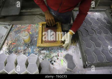 Sialkot. Xii Apr, 2019. Foto realizzata il 12 aprile 2019 illustra un lavoratore la tintura di strisce di calcio ad una fabbrica di calcio nella parte orientale del Pakistan Sialkot. Sialkot, una città nella provincia pakistana del Punjab, è un centro di cucito a mano il calcio rendendo nel mondo e nel suo momento di gloria, la città era una volta di catering per più di 75 percento del totale della domanda mondiale di calcio. Credito: Ahmad Kamal/Xinhua/Alamy Live News Foto Stock