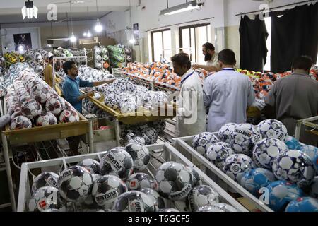 Sialkot. Xii Apr, 2019. Foto realizzata il 12 aprile 2019 illustra il controllo dei lavoratori neo-palloni realizzati in corrispondenza di una fabbrica di calcio nella parte orientale del Pakistan Sialkot. Sialkot, una città nella provincia pakistana del Punjab, è un centro di cucito a mano il calcio rendendo nel mondo e nel suo momento di gloria, la città era una volta di catering per più di 75 percento del totale della domanda mondiale di calcio. Credito: Ahmad Kamal/Xinhua/Alamy Live News Foto Stock