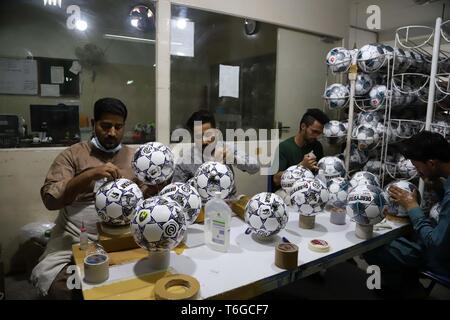 Sialkot. Xii Apr, 2019. Foto realizzata il 12 aprile 2019 illustra il controllo dei lavoratori neo-palloni realizzati in corrispondenza di una fabbrica di calcio nella parte orientale del Pakistan Sialkot. Sialkot, una città nella provincia pakistana del Punjab, è un centro di cucito a mano il calcio rendendo nel mondo e nel suo momento di gloria, la città era una volta di catering per più di 75 percento del totale della domanda mondiale di calcio. Credito: Ahmad Kamal/Xinhua/Alamy Live News Foto Stock