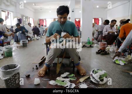 Sialkot. Xii Apr, 2019. Foto realizzata il 12 aprile 2019 illustra un lavoratore cucitura di un calcio a una fabbrica di calcio nella parte orientale del Pakistan Sialkot. Sialkot, una città nella provincia pakistana del Punjab, è un centro di cucito a mano il calcio rendendo nel mondo e nel suo momento di gloria, la città era una volta di catering per più di 75 percento del totale della domanda mondiale di calcio. Credito: Ahmad Kamal/Xinhua/Alamy Live News Foto Stock