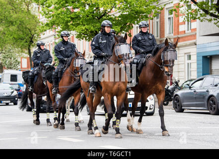 Amburgo, Germania. 01 Maggio, 2019. Gli ufficiali di polizia sui cavalli della polizia ride di fronte al 'rivoluzionari 1 Maggio Dimostrazione' attraverso il quartiere Altona. Credito: Daniel Bockwoldt/dpa/Alamy Live News Foto Stock