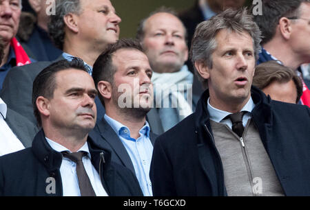 Londra, Regno Unito. 30 apr 2019. (L-r) Ajax direttore del calcio Marc Overmars, ex-giocatore spinge Rafael van der Vaart e CEO di Ajax Edwin van der Sar durante la UEFA Champions League semi-finale 1 gamba match tra Tottenham Hotspur e Ajax a Tottenham Hotspur Stadium, High Road, Londra, Inghilterra il 30 aprile 2019. Foto di Andy Rowland. Credito: prime immagini multimediali/Alamy Live News Foto Stock