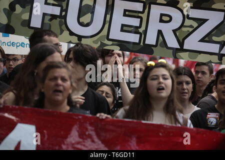 Madrid, Spagna. Il 1 maggio, 2019. I dimostranti sono visti gridando slogan durante la dimostrazione.Migliaia di manifestanti dimostrare a livello internazionale il giorno della festa dei lavoratori convocata dalla maggioranza dei sindacati UGT e CCOO alle politiche della domanda e la riduzione dei livelli di disoccupazione in Spagna, contro la precarietà del lavoro e dei diritti del lavoro. Politici del PSOE e Podemos hanno partecipato alla manifestazione. Credito: Lito Lizana/SOPA Immagini/ZUMA filo/Alamy Live News Foto Stock