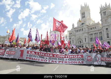 Madrid, Spagna. Il 1 maggio, 2019. I dimostranti sono visti tenendo un banner e bandiere durante la dimostrazione.Migliaia di manifestanti dimostrare a livello internazionale il giorno della festa dei lavoratori convocata dalla maggioranza dei sindacati UGT e CCOO alle politiche della domanda e la riduzione dei livelli di disoccupazione in Spagna, contro la precarietà del lavoro e dei diritti del lavoro. Politici del PSOE e Podemos hanno partecipato alla manifestazione. Credito: Lito Lizana/SOPA Immagini/ZUMA filo/Alamy Live News Foto Stock