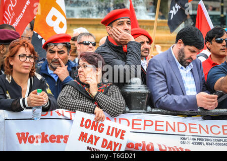 Londra, UK, 1 maggio 2019. I dimostranti al rally in Trafalgar Square.l annuale London giorno di maggio marzo fa il suo modo da Clerkenwell verde e termina in un rally a Trafalgar Square, dove gli altoparlanti inclusi rappresentanti sindacali, le organizzazioni per i diritti umani e politici internazionali di celebrare la giornata dei lavoratori. Credito: Imageplotter/Alamy Live News Foto Stock