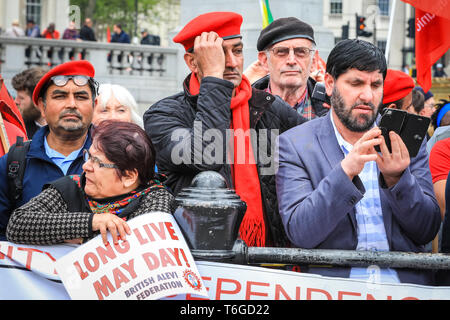 Londra, UK, 1 maggio 2019. I dimostranti al rally in Trafalgar Square.l annuale London giorno di maggio marzo fa il suo modo da Clerkenwell verde e termina in un rally a Trafalgar Square, dove gli altoparlanti inclusi rappresentanti sindacali, le organizzazioni per i diritti umani e politici internazionali di celebrare la giornata dei lavoratori. Credito: Imageplotter/Alamy Live News Foto Stock