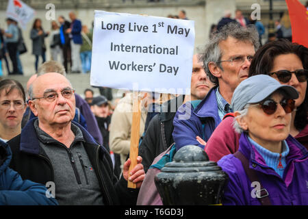 Londra, UK, 1 maggio 2019. I dimostranti al rally in Trafalgar Square.l annuale London giorno di maggio marzo fa il suo modo da Clerkenwell verde e termina in un rally a Trafalgar Square, dove gli altoparlanti inclusi rappresentanti sindacali, le organizzazioni per i diritti umani e politici internazionali di celebrare la giornata dei lavoratori. Credito: Imageplotter/Alamy Live News Foto Stock