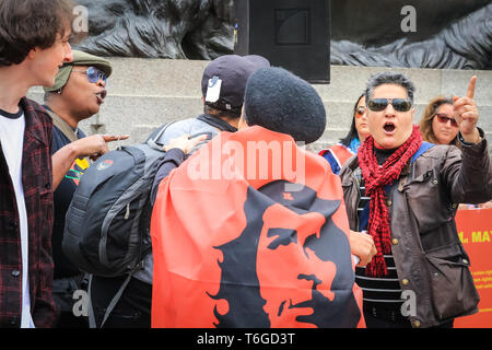 Londra, UK, 1 maggio 2019. Tafferugli break out tra diversi gruppi. I dimostranti al rally in Trafalgar Square.l annuale London giorno di maggio marzo fa il suo modo da Clerkenwell verde e termina in un rally a Trafalgar Square, dove gli altoparlanti inclusi rappresentanti sindacali, le organizzazioni per i diritti umani e politici internazionali di celebrare la giornata dei lavoratori. Credito: Imageplotter/Alamy Live News Foto Stock