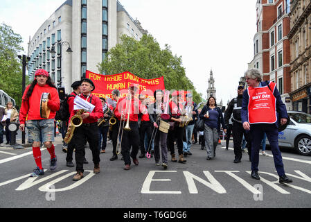 Londra, Regno Unito. Il 1 maggio, 2019. Annuale Giorno di maggio marzo a Londra. Giorno di maggio è osservata in tutto il mondo il primo giorno di maggio per celebrare l'economico e conquiste sociali dei lavoratori e la lotta per i diritti di operai. Credito: claire doherty/Alamy Live News Foto Stock