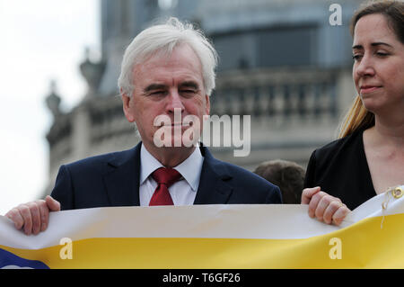 Londra, Regno Unito. Il 1 maggio, 2019. Helen Flanagan PCS unione e John Martin McDonnell partito laburista britannico politico l'ombra il Cancelliere dello Scacchiere del membro del Parlamento per Hayes e Harlington. Mayday rally in Trafalgar Square. Credito: JOHNNY ARMSTEAD/Alamy Live News Foto Stock