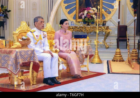 (190501) -- BANGKOK, 1 maggio 2019 (Xinhua) -- re tailandese Maha Vajiralongkorn si siede con la regina Suthida Vajiralongkorn na Ayutthaya al trono Ampornsan Hall a Bangkok, Thailandia, il 1 maggio 2019. Thai Royal consorte Suthida Vajiralongkorn na Ayutthaya fu chiamato Regina Suthida mercoledì. (Xinhua/Bureau della Casa Reale) Foto Stock