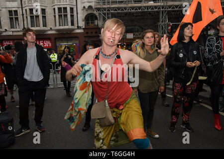 Londra, Regno Unito. Il 1 maggio 2019. Carn-male del caos con tamburi Samba dimostrazione per i cambiamenti climatici in Ambasciata del Brasile, Londra, Regno Unito. Il 1 maggio 2019. Credito: Picture Capital/Alamy Live News Foto Stock