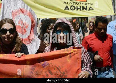 Atene, Grecia. Il 1 maggio, 2019. Manifestanti hanno visto con striscioni durante la manifestazione di marcatura Mayday in Atene.I dimostranti chiedono salario migliore e lavoratore i diritti. Credito: Giorgos Zachos SOPA/images/ZUMA filo/Alamy Live News Foto Stock