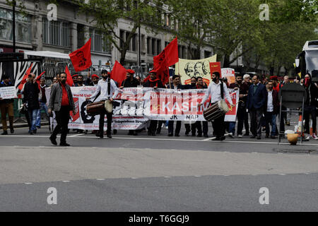 London, Greater London, Regno Unito. Il 1 maggio, 2019. I dimostranti sono visti suonando la batteria durante il rally.i manifestanti hanno marciato attraverso il centro di Londra in un rally in Trafalgar Square esige una migliore retribuzione del lavoratore e i diritti sul giorno di maggio. Credito: Andres Pantoja/SOPA Immagini/ZUMA filo/Alamy Live News Foto Stock