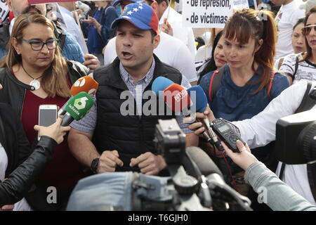 Madrid, Spagna. Il 1 maggio, 2019. Sergio Contreras, leader di Voluntad popolare in Madrid visto sottolineando che Juan Guaido vuole la Costituzione venezuelana da rispettare nel corso di una conferenza stampa durante la protesta.centinaia di esuli Venezuelana in Spagna sono concentrati nella Plaza de ColÃ³n in Madrid. Essi chiedono la fine del mandato di Nicolas Maduro in modo che Juan GuaidÃ³ può condurre il processo di elezioni libere e democratiche. Credito: Lito Lizana/SOPA Immagini/ZUMA filo/Alamy Live News Foto Stock