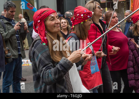 Londra, Regno Unito. 1SR può 2019. Donne curde danza prima l annuale giorno di maggio marzo a Londra da Clerkenwell verde, come al solito la protesta è stata dominata da Londra la comunità di immigrati, in particolare turchi e curdi gruppi. Due persone che trasportano una trans-banner di esclusione sono state in seguito chiesto di lasciare il marzo. Peter Marshall / Alamy Live News Foto Stock