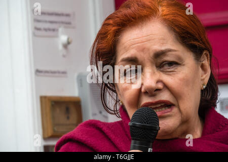 Londra, Regno Unito. 1SR può 2019.L'ambasciatore venezuelano condanna di ieri ci non riuscita-backed colpo di stato al di fuori del Marx Memorial Library all'inizio dell'annuale London giorno di maggio marzo. Come di consueto la protesta è stata dominata da Londra la comunità di immigrati, in particolare turchi e curdi gruppi. Due persone che trasportano una trans-banner di esclusione sono state in seguito chiesto di lasciare il marzo. Peter Marshall / Alamy Live News Foto Stock