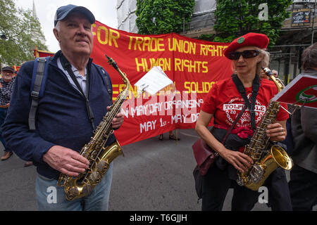 Londra, Regno Unito. 1SR può 2019.l annuale giorno di maggio marzo a Londra ha iniziato da Clerkenwell verde, guidato da una banda.. Come di consueto la protesta è stata dominata da Londra la comunità di immigrati, in particolare turchi e curdi gruppi. Due persone che trasportano una trans-banner di esclusione sono state in seguito chiesto di lasciare il marzo. Peter Marshall / Alamy Live News Foto Stock