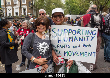 Londra, Regno Unito. 1SR può 2019. L annuale giorno di maggio marzo a Londra ha iniziato da Clerkenwell verde, . Come di consueto la protesta è stata dominata da Londra la comunità di immigrati, in particolare turchi e curdi gruppi. Due persone che trasportano una trans-banner di esclusione sono state in seguito chiesto di lasciare il marzo. Peter Marshall / Alamy Live News Foto Stock