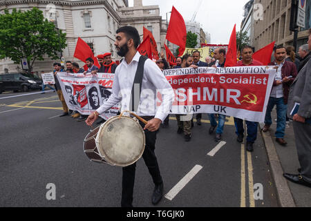 Londra, Regno Unito. Il 1 maggio 2019. L annuale giorno di maggio marzo a Londra da Clerkenwell verde, come al solito la protesta è stata dominata da Londra la comunità di immigrati, in particolare turchi e curdi gruppi. Due persone che trasportano una trans-banner di esclusione sono state in seguito chiesto di lasciare il marzo. Peter Marshall / Alamy Live News Foto Stock