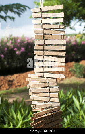 Lavanderia di legno fermi appeso verticalmente su una fune Foto Stock