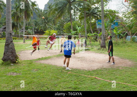 Gli uomini Thai giocando rattan palla di gioco,Takraw, Thailandia Foto Stock