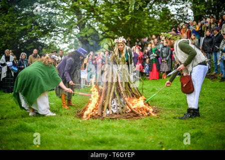 Un fuoco si è acceso durante le celebrazioni di Beltane a Glastonbury calice e in cui le persone si radunano per osservare una moderna interpretazione della antica pagana celtica rito di fertilità della molla. Foto Stock