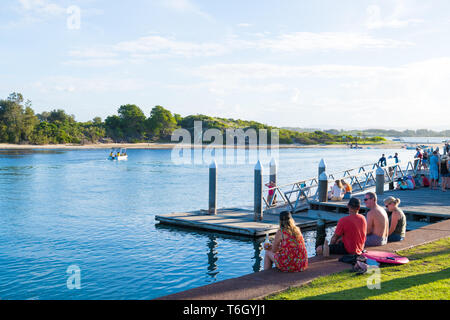 Forster, NSW, Australia-April 20, 2019: persone godendo il sole sul waterside nella città di Forster, una città costiera nella regione dei Grandi Laghi r Foto Stock