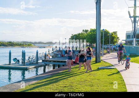 Forster, NSW, Australia-April 20, 2019: persone godendo il sole sul waterside nella città di Forster, una città costiera nella regione dei Grandi Laghi r Foto Stock