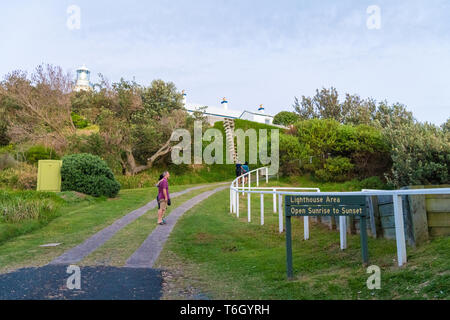 Seal Rocks, NSW, Australia-April 20, 2019: le persone che visitano il faro al punto Sugarloaf Seal Rocks, Myall Lakes National Park, New South Wales, un Foto Stock