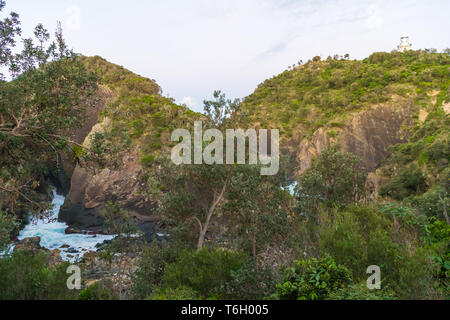 Seal Rocks, NSW, Australia-April 20, 2019: Natura veduta della cascata e del faro al punto Sugarloaf Seal Rocks, Myall Lakes National Park, nuovo Foto Stock