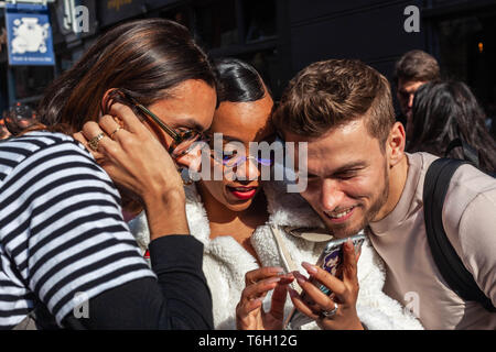 Gli utenti di telefonia mobile, Soho, Londra, Inghilterra, Regno Unito. Foto Stock