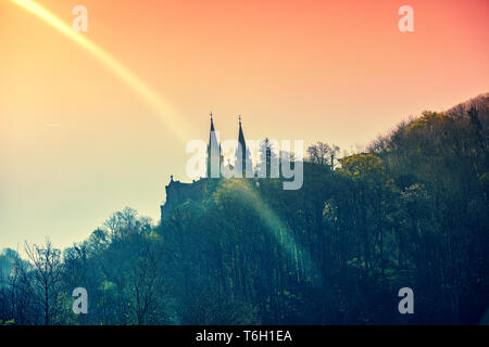 Basilica de Santa Maria la Real de Covadonga al tramonto. Covadonga, Cangas de Onís, Asturias, Spagna, Europa Foto Stock