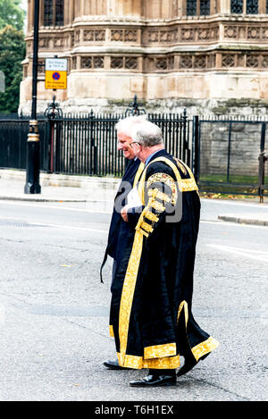 I giudici e i QCS, completamente vestito, proveniente dai giudici annuale servizio nella Westminster Abbey, segnando l'inizio dell'anno giudiziario Foto Stock