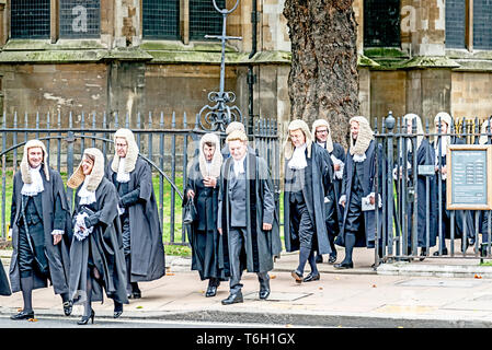 I giudici e i QCS, completamente vestito, proveniente dai giudici annuale servizio nella Westminster Abbey, segnando l'inizio dell'anno giudiziario Foto Stock