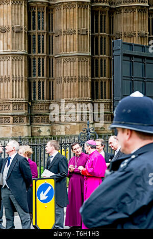 I giudici e i QCS, completamente vestito, proveniente dai giudici annuale servizio nella Westminster Abbey, segnando l'inizio dell'anno giudiziario Foto Stock